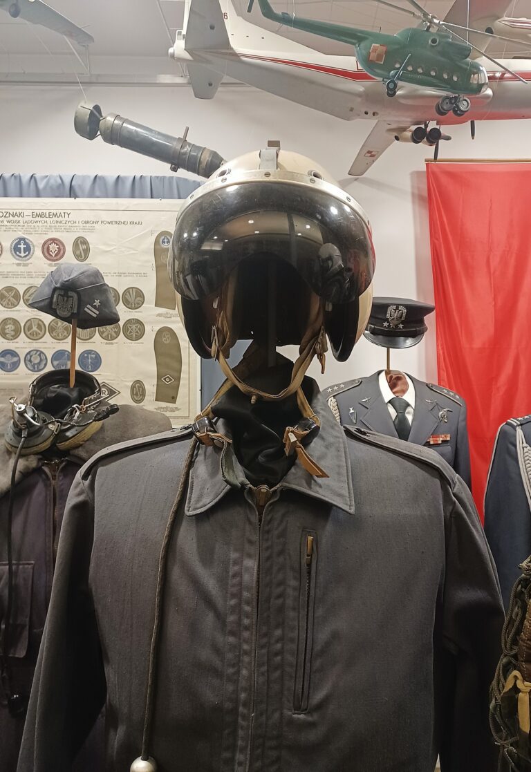 Hełm i mundur pilota w kolekcji muzeum