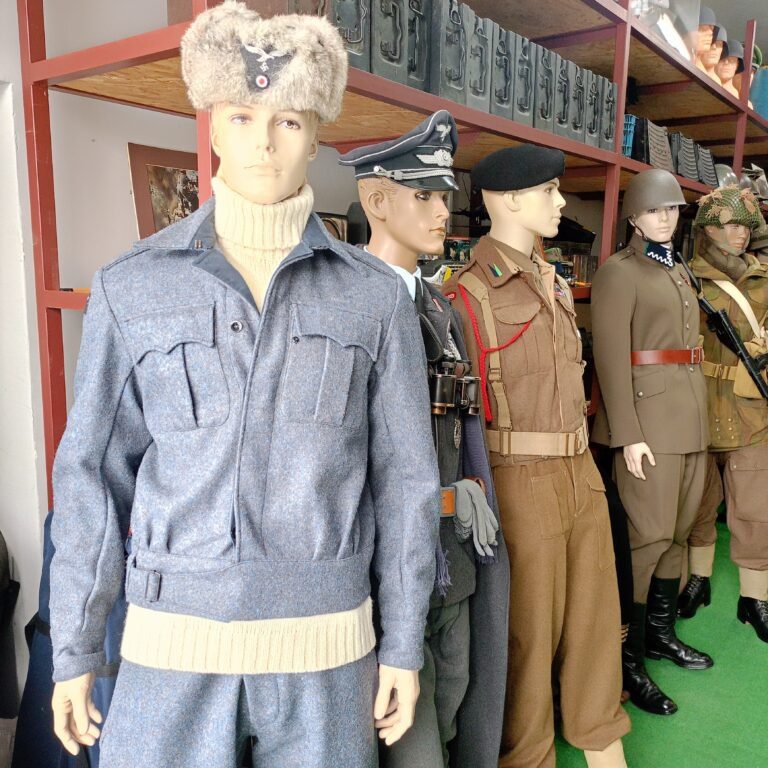 Mundury lotnicze i wojskowe w kolekcji muzeum